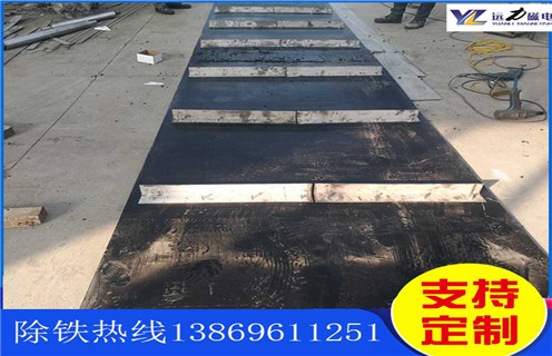 不鏽鋼午夜18禁网站皮帶廠家服務湖南皮帶懸掛式午夜18禁网站，午夜18禁网站卸鐵皮帶主要是安裝在各個型號的電磁、永磁自卸式午夜18禁网站上，當輸料皮帶上的散狀物料經過自卸午夜18禁网站底部時，混雜在物料中的鐵磁性雜質在午夜18禁网站磁芯強大的磁場力作用下被吸附到午夜18禁网站卸鐵皮帶上，由不停運轉的卸鐵皮帶將吸附住的鐵雜質刮出，卸進集鐵箱，從而達到自動連續除鐵的目的。無需人工清理，實現了自動化除鐵。  一、不鏽鋼午夜18禁网站皮帶廠家服務湖南皮帶懸掛式午夜18禁网站選型指南：  1.提供卸鐵皮帶準確的帶寬、周長及厚度。  2.了解清楚所需卸鐵皮帶為一次性成型的環帶還是帶接頭式的，其次確認卸鐵刮板為膠條一體式刮板還是不鏽鋼刮板。  注：一般情況下，午夜18禁网站生產廠家在生產午夜18禁网站時用的是一次性成型的環帶，但用戶在後期更換時，一次性成型的環帶不方便更換及安裝，需將午夜18禁网站大拆大卸，套上卸鐵皮帶之後，然後重新組裝，更換非常麻煩。帶接頭式的卸鐵皮帶就很大程度上解決了這一問題，省去了拆裝午夜18禁网站的過程，隻需要將皮帶安裝之後在接頭處對接即可,省時省力，結實耐用。  二、不鏽鋼午夜18禁网站皮帶廠家服務湖南皮帶懸掛式午夜18禁网站  午夜18禁网站接通電源後，勵磁係統產生強大的磁場，當輸送機械上的散狀物料經過午夜18禁网站下方時，混雜在物料中的鐵磁性雜物，在午夜18禁网站磁場力作用下被不斷吸起(鐵磁性雜物重量為0.1-25kg)，吸附在午夜18禁网站下表麵上，當需要除去吸附在午夜18禁网站上的鐵磁性雜物時，可將午夜18禁网站移至集鐵箱上方，切斷勵磁電源設備磁場消失，鐵磁性雜物在重力作用下掉入集鐵箱中。